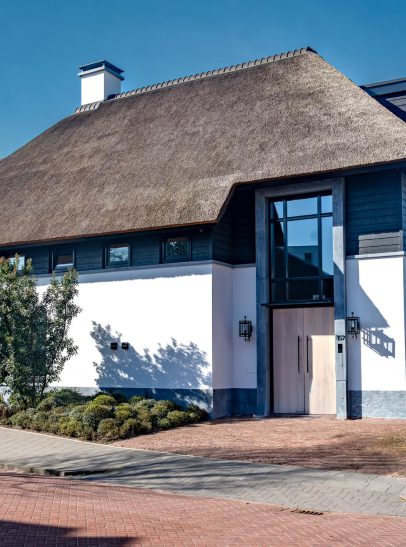 Vrijstaande woning in een groene wijk – Ruime, vrijstaande woning met een rieten dak en een weelderige tuin, ideaal voor gezinnen.