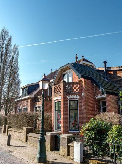 Ruime hoekwoning in Leiderdorp – Ruime en goed onderhouden hoekwoning met een grote achtertuin, gelegen in een rustige woonwijk in Leiderdorp.