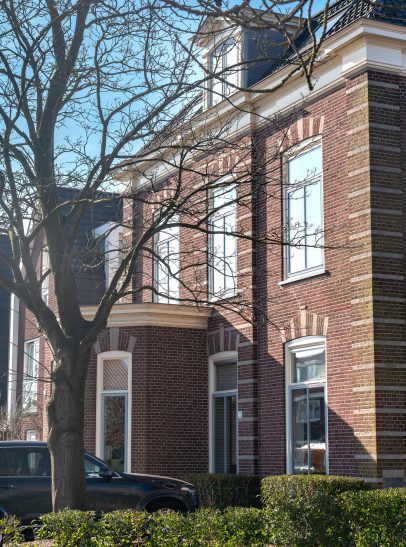 Karakteristieke woning aan de Zoeterwoude Rijndijk – Traditionele woning met een charmante gevel, gelegen in het landelijke gebied langs de Zoeterwoude Rijndijk.