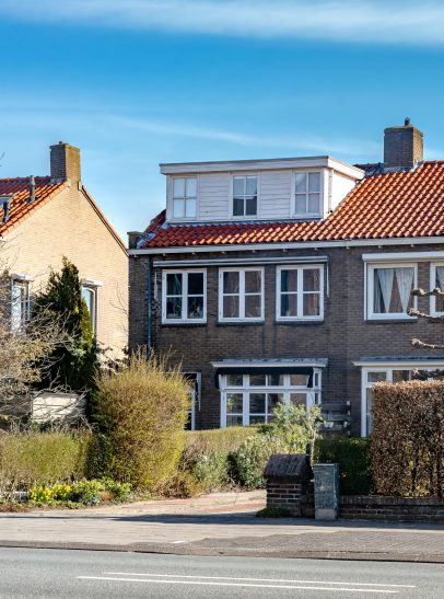 Gezinswoning aan de Zoeterwoude Rijndijk – Ruime, goed onderhouden gezinswoning met een grote tuin, gelegen aan de rustige Zoeterwoude Rijndijk.
