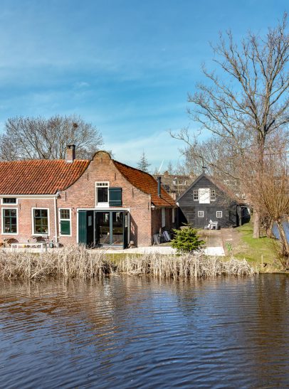 Vrijstaande woning in Zoeterwoude-Dorp – Mooie vrijstaande woning met een grote oprit en tuin, gelegen in een rustige, landelijke omgeving in Zoeterwoude-Dorp.