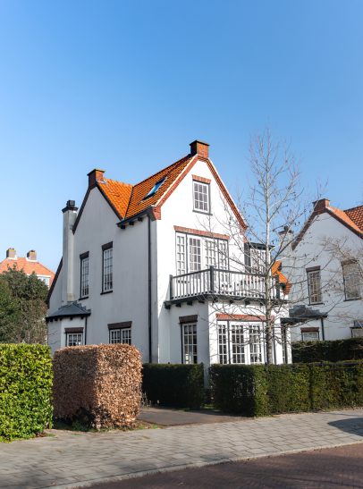 Modern wit huis in Oegstgeest met strakke architectuur