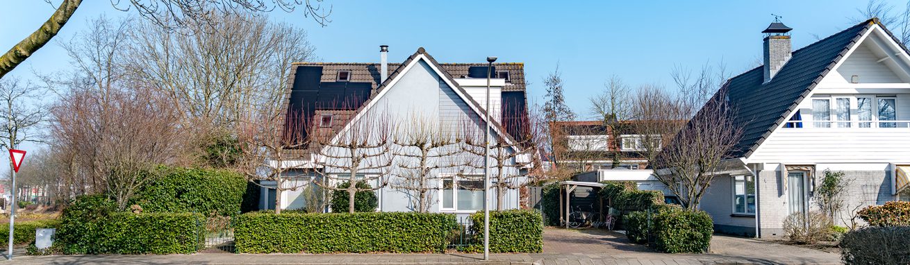 Sfeervolle straat in Voorhout met typische woningen
